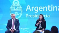 Alberto Fernández junto a Ayelén Mazzina.