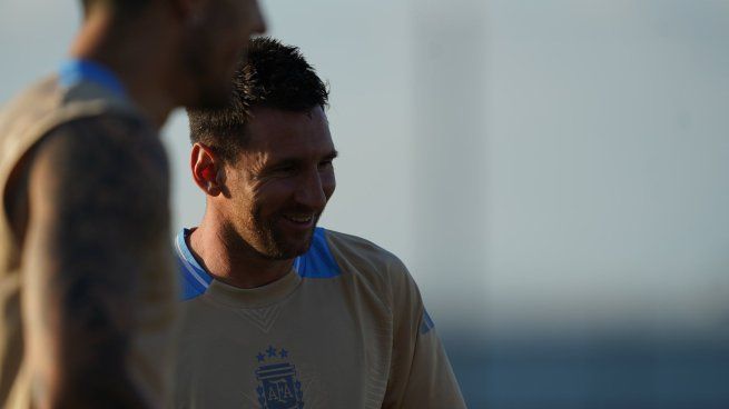 Messi sonríe en la práctica de la Selección Argentina en Estados Unidos