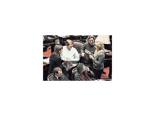 Ríosmanía.La diputadadel ARI,FabianaRíos,recibiófelicitacionesde lakirchneristaPatriciaVacaNarvaja yde compañerasdebancacomoMarthaMaffei. Lalegisladoraserá laprimeramujergobernadorade Tierradel Fuego.