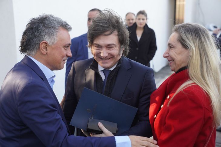 Javier Milei junto a Karina Milei y Sebastián Pareja. Javier Milei junto a Karina Milei y Sebastián Pareja.