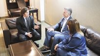 Beneficiarios. Mauricio Macri y Patricia Bullrich, artífices de la jugada de último momento que apuntaló a Javier Milei, ayer en el búnker libertario para graficar una alianza en desarrollo de cara al futuro gobierno.