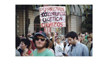 ámbito.com | Barcelona fue escenario nuevamente ayer de protestas contra el Gobierno central conservador por las denuncias de corrupción.