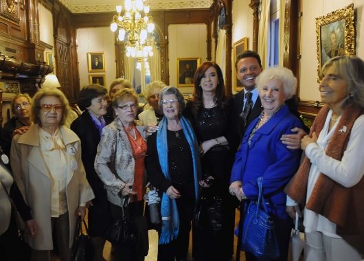 Cristina recibió a las Abuelas de Plaza de Mayo, quienes posaron junto a Luis Miguel.