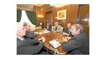 A pocos días de la caída de las facultades delegadas que le permitían al Ejecutivo fijar las retenciones agropecuarias, Julio Cobos coincidió con los dirigentes de CARBAP en que la derogación de este impuesto no complicaría el equilibrio fiscal.