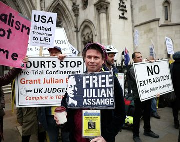 Militantes por la libertad de prensa se manifestaron en apoyo a Julian Assange.