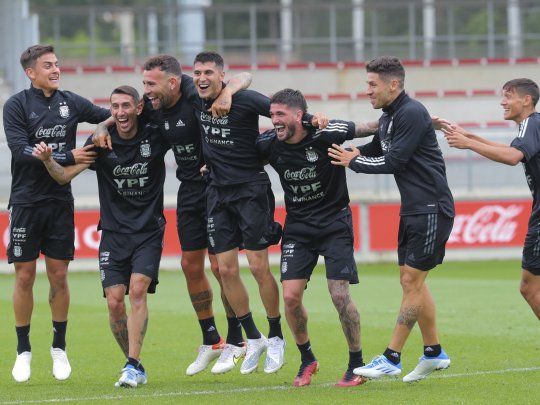 Sonrisas. Los jugadores de la selección argentina se divierten en Bilbao.