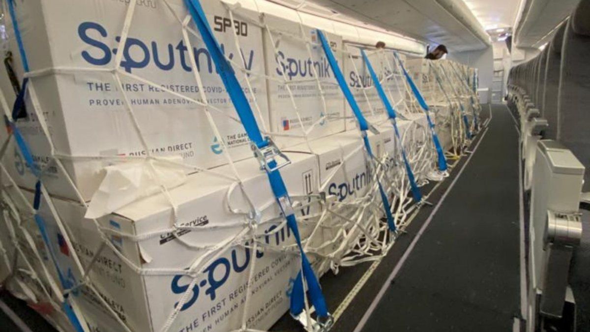 Aterrizaron en Moscú los dos aviones argentinos para traer más vacunas