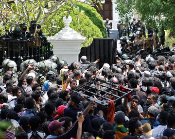 Los manifestantes en Sri Lanka asaltan la oficina del primer ministro.