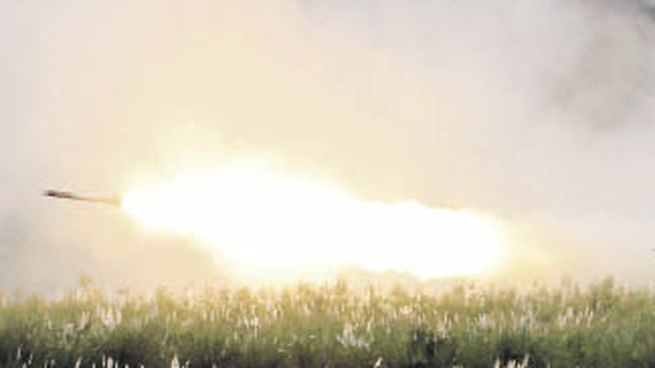 FUEGO. El sistema Himars de lanzacohetes múltiples en funcionamiento, durante unos ejercicios militares. Algunos analistas dicen que podría marcar un punto de inflexión en los combates en Ucrania.