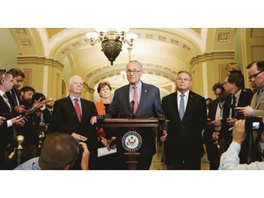 Ofensiva. Para el líder de la minoría demócrata del Senado, Chuck Schumer, Trump “puso la palabra de la (ex) KGB por encima de la de los hombres y las mujeres de la CIA”.