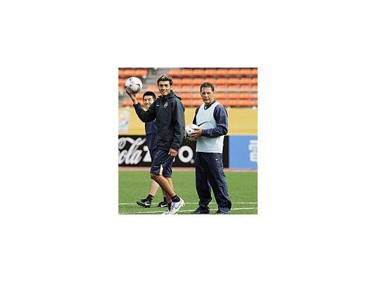 Miguel Russo (der.) y Jesús Dátolo durante el entrenamiento de hoy en el Estadio Nacional de Tokio.