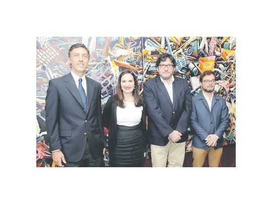 La presidenta del Fondo Nacional de las Artes, Carolina Biquard, rodeada por el vicepresidente Facundo Gómez Minujín, y los funcionarios de Cultura Pablo Avelluto (Nación) y Enrique Avogadro (CABA).