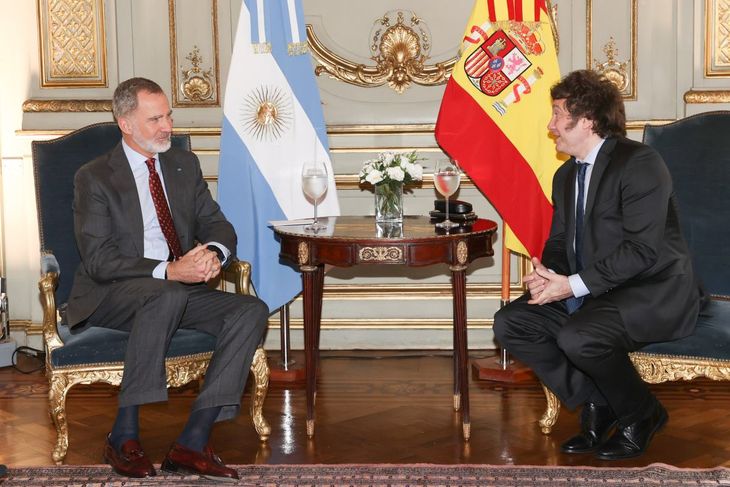 "Su Majestad el Rey representa a España en las tomas de posesión de los Presidentes iberoamericanos, tarea que Don Felipe viene asumiendo desde 1996 siendo Príncipe de Asturias", se indicó en un comunicado oficial. "Su Majestad el Rey representa a España en las tomas de posesión de los Presidentes iberoamericanos, tarea que Don Felipe viene asumiendo desde 1996 siendo Príncipe de Asturias", se indicó en un comunicado oficial.