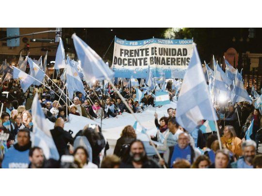 BANDERAZO. Los gremios docentes bonaerenses desplegaron ayer una nueva protesta, con una movilización en tierra porteña.