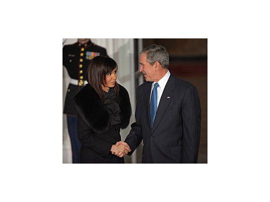 La presidente Cristina de Kirchner junto al mandatario estadounidense George W. Bush en la recepción oficial que dio inicio a la cumbre del G-20.