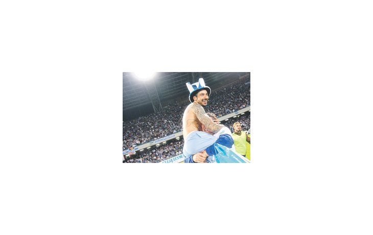 La alegría de Lavezzi, quien es llevado en andas por sus compañeros. El ex San Lorenzo prometió teñirse de rubio y ponerse una minifalda si se clasificaban. ¿Cumplirá?
