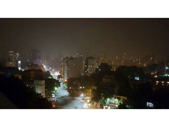 La Ciudad, en una nube de humo por incendios en Punta Lara