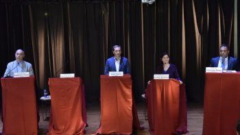 Imagen del debate en La Plata, un atril vacío.&nbsp;