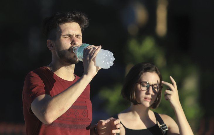 Se debe restringir el contacto en las horas más fuertes de sol, ya que puede generar deshidratación, quemaduras y agotamiento. Se debe restringir el contacto en las horas más fuertes de sol, ya que puede generar deshidratación, quemaduras y agotamiento.