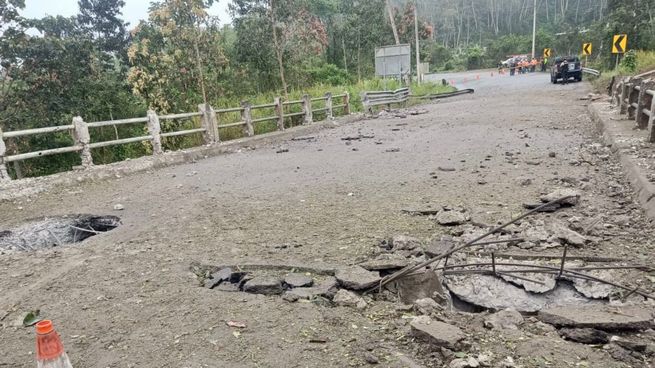 Autoridades ecuatorianas inspeccionan los daños en uno de los puentes atacados con explosivos en medio de la ola de violencia.