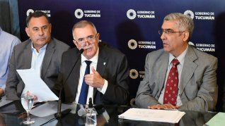 Recorte. Jaldo anunció la reducción presupuestaria rodeado de ministros de su flamante gabinete.