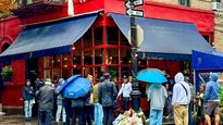 Los fanáticos de Friends despiden a Matthew Perry en la icónica esquina de la serie en Nueva York.&nbsp;