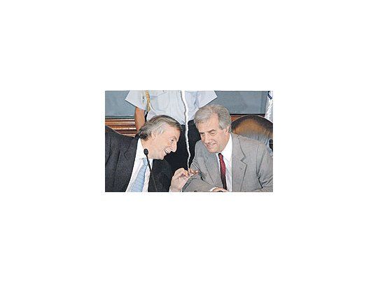 Néstor Kirchner y Tabaré Vázquez acordaron en Chile una serie de encuentros para avanzaren un diálogo que permita poner fin al conflicto entre ambos países por la instalaciónde las papeleras.