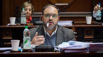 Charles Carrera dejará su banca en el Senado.