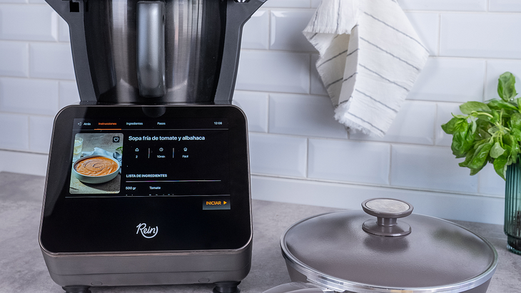 Rein tiene una pantalla táctil de 8.9 pulgadas, que sirve para seguir paso a paso para cada receta, con imágenes, instrucciones y modo automático.