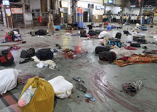 Persiste la tensión en India: cadena de atentados dejó 80 muertos y 250 heridos (foto 1)