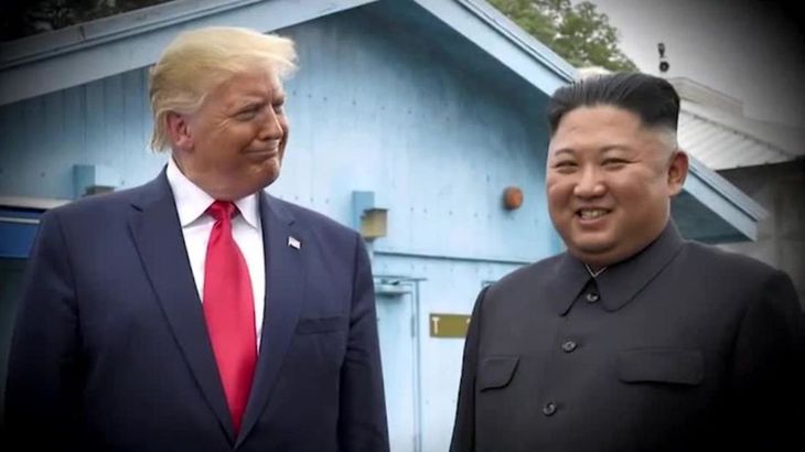 Donald Trump con Kim Jong Un; dos “locos” de escala mundial. Uno de los pendientes que tiene el presidente norteamericano: reflotar la relación con Corea del Norte que Joe Biden dejo caer, y que habían acercado el mundo algo más hacia la paz. Por ahora la cuestión con China y las guerras Israel/Palestina y Ucrania/Rusia, son más importantes. Donald Trump con Kim Jong Un; dos “locos” de escala mundial. Uno de los pendientes que tiene el presidente norteamericano: reflotar la relación con Corea del Norte que Joe Biden dejo caer, y que habían acercado el mundo algo más hacia la paz. Por ahora la cuestión con China y las guerras Israel/Palestina y Ucrania/Rusia, son más importantes.