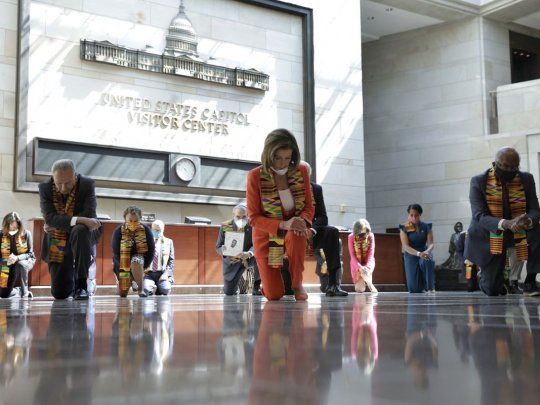 La presidenta de la C&aacute;mara de Representantes, Nancy Pelosi, lider&oacute; el homenaje a George Floyd.