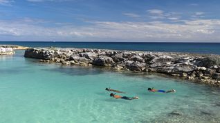 Las playas paradisíacas del Caribe atraen a los turistas para sus vacaciones.  Las playas paradisíacas del Caribe atraen a los turistas para sus vacaciones.