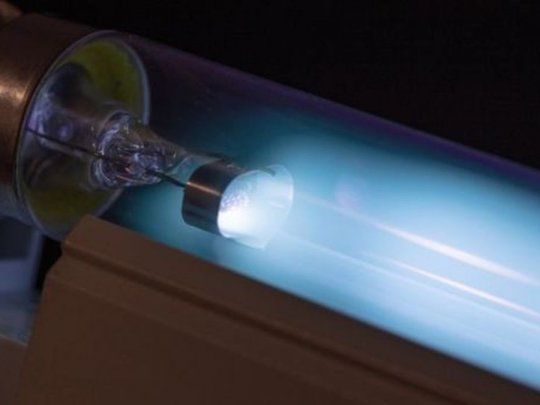 Un tipo de luz ultravioleta, inocua para los pacientes, podr&iacute;a matar el coronavirus en espacios ocupados.&nbsp;