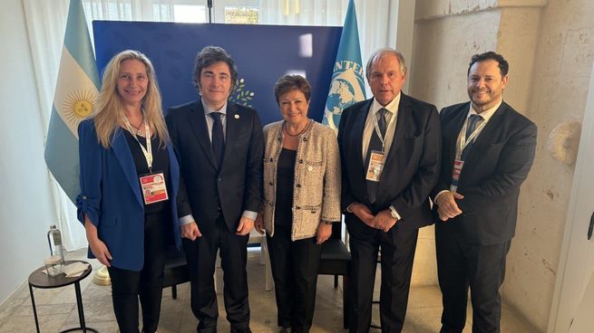 Javier Milei and Kristalina Georgieva received their first contact at the G7 Plenary Session.