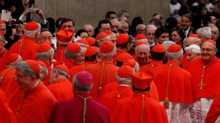 Una vez elegido el nuevo Papa se verá la fumata blanca salir por una de las chimeneas del Vaticano. Caso contrario será humo negro.
