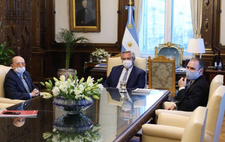 Alfredo Coto, Alberto Fernández y Martín Guzmán, en la Casa Rosada.
