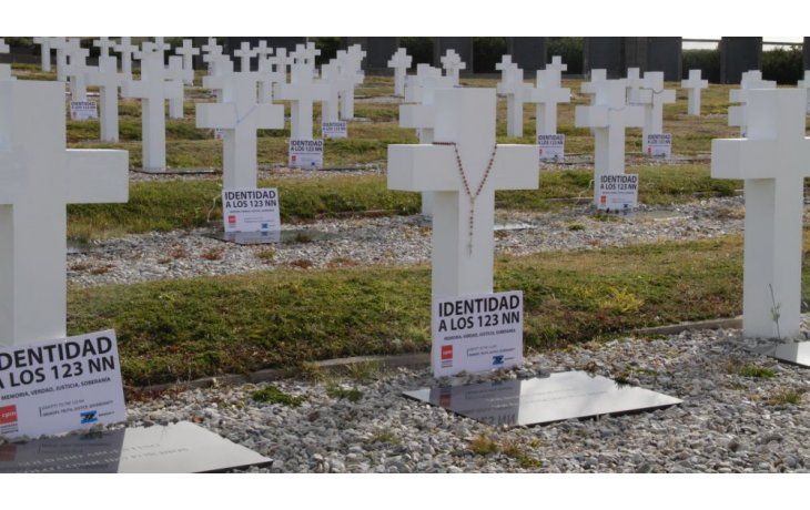 ámbito.com | Durante la ceremonia, Di Paola subrayó: Estos jóvenes que encontraron su muerte aquí son luz. Y se transforman en un desafío. Pedimos que desde el cielo ellos nos den fuerza para hacer lo mejor por nuestra patria, y hacer que los derechos humanos se resp