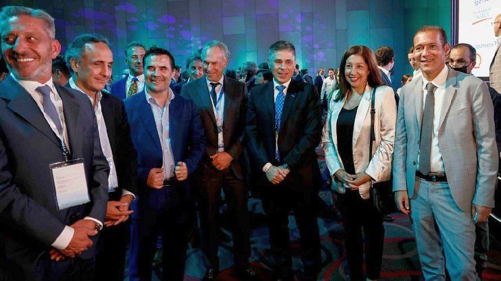 En la inauguración de la AOG 2022 en La Rural estuvieron Mariano Arcioni (Chubut), Marcos Bulgheroni (PAE), Darío Martínez (Secretario de Energía), Marcelo Mindlin (Pampa Energía), Pablo González (YPF), Arabela Carreras (Río Negro) y Omar Gutiérrez (Neuquén).