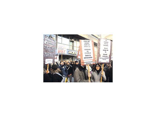 Los trabajadores del INDEC reiteraron las denuncias de destrucción de las bases estadísticas ayer durante una marcha contra la intervención del secretario Guillermo Moreno.