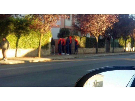 Los jugadores de Baskonia fueron a la casa de Prigioni a convencerlo de que siga en su cargo. (Foto: @Arrillaga).