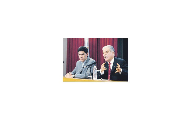 ámbito.com | El secretario de Transporte, Alejandro Ramos y el ministro de Planificación, Julio De Vido,  presentaron ayer el decreto de finalización de la concesión del Mitre y el Sarmiento. Desde ahora lo manejarán Metrovías (Roggio) y Ferrovías (grupo Romero).