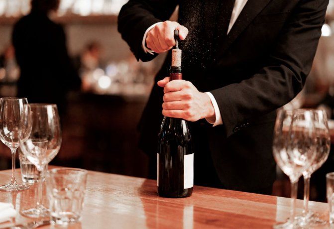 La botella se vendió en una enorme suma debido a su particular historia. La botella se vendió en una enorme suma debido a su particular historia.