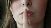 Qué dicen los psicologos sobre guardar secretos y cómo afecta a la salud mental.&nbsp;