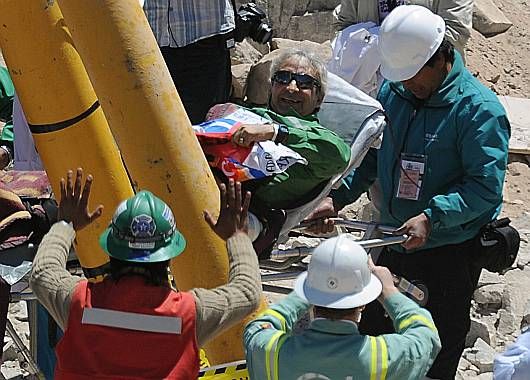 Rescate número 17: Omar Reygadas es trasladado en camilla hasta el hospital de campaña