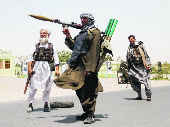 CAOS. Los talibanes lanzaron una ofensiva en todo el territorio luego de la retirada de EE.UU. El presidente Ashraf Ghani culpó a Washington por el deterioro de la seguridad a Washington.