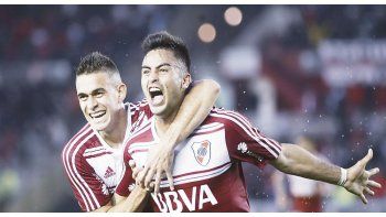 Saca ventaja. El “Pity” Martínez marca el segundo gol de River, tras una gran maniobra colectiva, y lo festeja con Borré.
