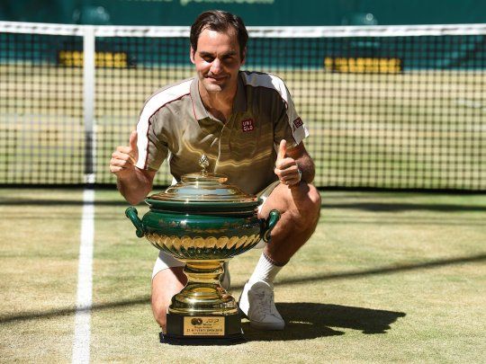 Roger Federer posa con su trofeo número 102.