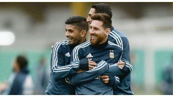 Se divierten. Ever Banega y Ángel Di María sostienen a Lionel Messi para que no se mueva, explicando como tienen que marcarlo los rivales.