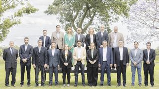 Gabinete. El gobernador electo de Santa Fe, el radical Maximiliano Pullaro, presentó el martes de manera oficial al gabinete que lo acompañará en su gestión. Pullaro exhibió la foto del encuentro en las redes sociales y comentó: “Somos un equipo plural, con un objetivo común: trabajar activamente, cada día, para atender las necesidades de toda la provincia y hacer realidad las transformaciones que hacen falta”. El penalista Pablo Coccoccioni será el ministro de Seguridad y Justicia.